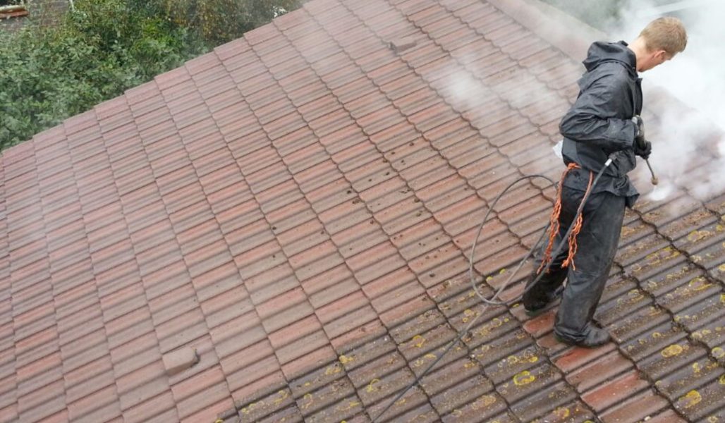 Dak reinigen met stoom